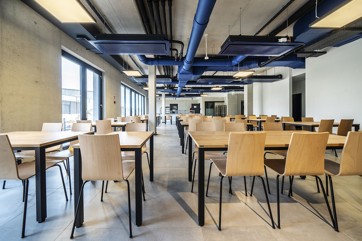 Konferenciaterem klímagerendákkal – illusztratív fotó